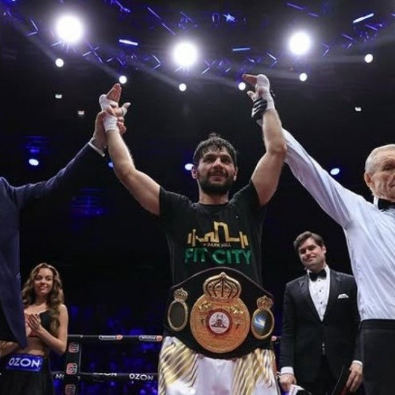 İsmət Quliyev Asiya çempionluğu kəməri ilə